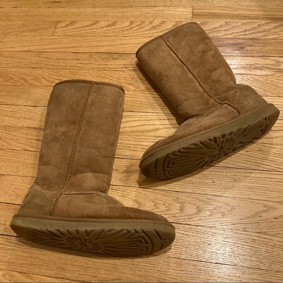 🚫DONATED🚫 Woman’s Ugg Classic Tall - Picture 1 of 13